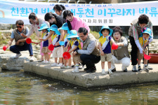 [포토] 작은 손으로 지키는 맑은 물