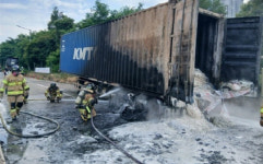 중부고속도로 오창 졸음쉼터서 25t 트레일러 불