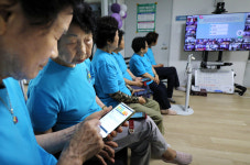 [포토] 스마트해진 어르신들 퀴즈로 소통하다