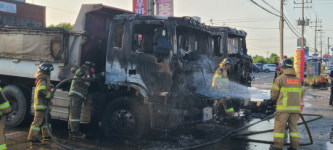 충남 예산군 충서로 주변서 15톤 트럭 2대 화재… 진화 완료