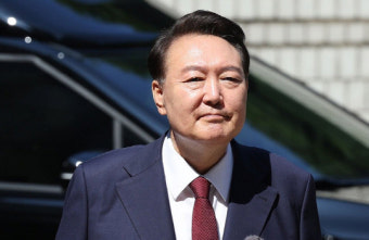 尹, 내란특검 공개 출석...조사 착수