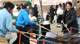[포토] 화로 앞에 모인 겨울의 달콤함