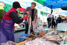 [포토] 설 앞두고 전통시장 장보기
