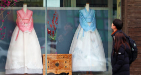 [포토] 한복집 앞 우산 쓴 발걸음