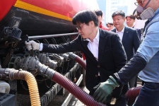 오송 알뜰주유소 찾은 김정관 최고가격제, 반영속도 느리다