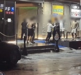 [영상] 문신 드러낸 채 집단 난투극…대전 둔산동 새벽 패싸움 포착