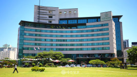 [포토] 평화로운 잔디광장에 감도는 긴장감