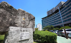 [포토] 평화로운 잔디광장에 감도는 긴장감