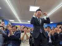 신용한 충북지사 후보 예측 1위 발표에 환호