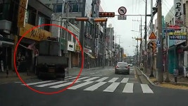 초등학교 앞 교차로서 14t 트럭 돌진···운전자 부상