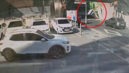 옛 동아백화점 공사 현장 안전펜스 무너져···행인 다쳐