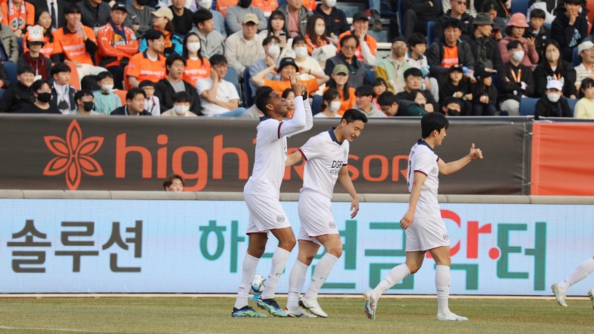 서울과 강원, 열띤 공방전으로 무승부…문선민과 이상헌의 골로 1-1 비긴 경기