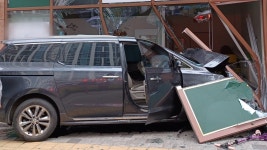 대구 달서구에서 달리던 승합차 교습소로 돌진···다친 사람은 없어