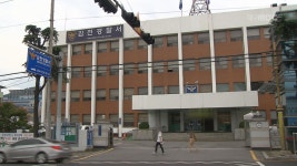 층간 소음 갈등 이웃에 흉기 휘두른 70대 경찰 체포
