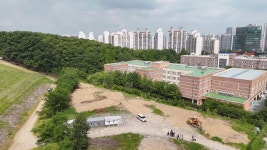 [심층] 학교 담장 20m 앞에 골프연습장이 생긴다고?···동네가 뒤집혔다