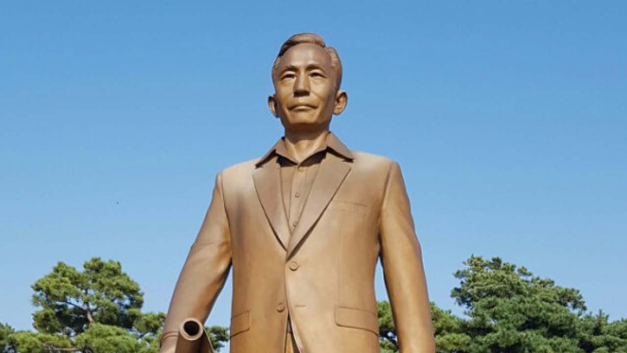 경북도, 박정희 동상 10m 높이로 건립...논란 커져