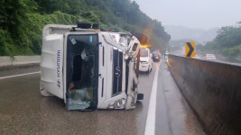 빗길에 미끄러져···중부내륙고속도로 지선 현풍휴게소 인근에서 승용차가 화물차 추돌
