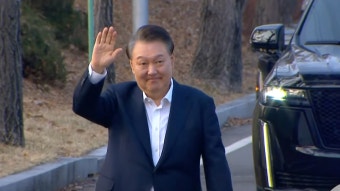[속보] 윤석열 대통령 석방···구금 52일·구속 41일 만에 구치소에서 나와
