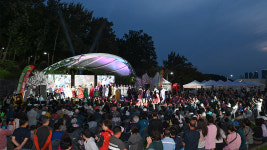 벚꽃과 함께 찾아온 패션쇼···대구 남구 앞산 빨래터 공원서 열려