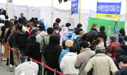 PCR 양성률 70% 육박…신속항원검사로 확진 판정 추진