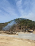 부산 기장 내리저수지 인근 산불, 소방 헬기 동원 진화 작업