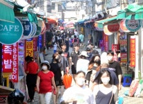 “더워지기 전 벗어야” “아직은 조심스러워”…해제 vs 속도조절 팽팽