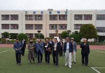 졸업 60주년 맞은 백발의 청춘들, 고성초 찾아 추억을 담다