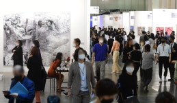 첫날부터 갤러리 곳곳 솔드아웃…10만 관객과 746억 매출 ‘대박’