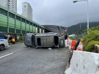 부산 장산로 달리던 SUV 넘어져…5명 부상