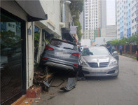 부산 수영구 상가 앞 이면도로에서 차량 충돌