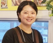 주민에 진열대 내준 사장님…안창마을 스타 되다