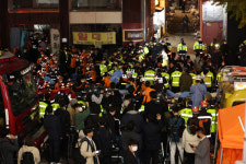 [이태원 참사] “넘어진 인파 5, 6겹 쌓여” “사상자 길에 널부러져”