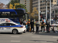 부산 교대사거리서 관광버스·오토바이 충돌