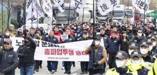 민노총 부산신항서 대규모 연대 투쟁…‘쇠구슬 테러’ 3명 영장