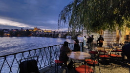 문화유산·야경 안주삼아 맥주…로맨틱 중세 속에 스며들다