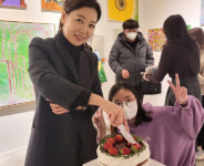 고양이 마을의 강현주 작가, 제자와 이색 전시회