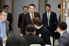 CES 혁신기업 만난 윤 대통령 엄지 척