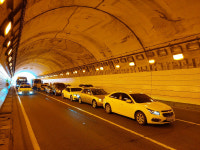 부산 송정터널서 4중 추돌사고…10여 명 부상