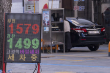 주유소 휘발유 4개월 만에 1600원 넘어, OPEC+ 감산 발표 탓