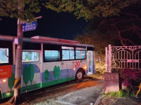 부산 남구 가로수 들이받은 시내버스…“두드러기 약 먹어”