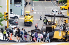 학교 담장 허물어 통학로 확장…고지대 스쿨버스도 지원