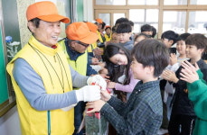 “할아버지 덕에 안전히 등교해요” 고사리손이 건넨 카네이션