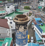 경남 노후 목욕탕 굴뚝 철거 작업 ‘착착’
