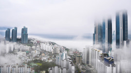 비구름과 해무로 덮인 해운대 달맞이고개와 LCT 타워