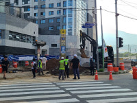 부산 연제구 레이카운티 앞 상수도관 누수…4200여 세대 단수