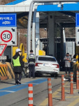 고속도로 요금소 주변에서 한눈팔면 큰 낭패 본다