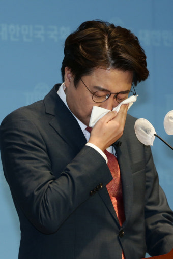이준석 눈물 훔치며, 