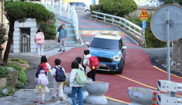 학교 앞 급한 비탈길 차량 곡예운전, 보행로 일부는 안전펜스 없이 방치