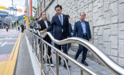통학로 찾은 박형준 시장…펜스 흔들어 보고 걸으며 확인