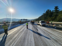 부산 경부고속도로서 화물차 전도, 도로 위 페인트 엉망